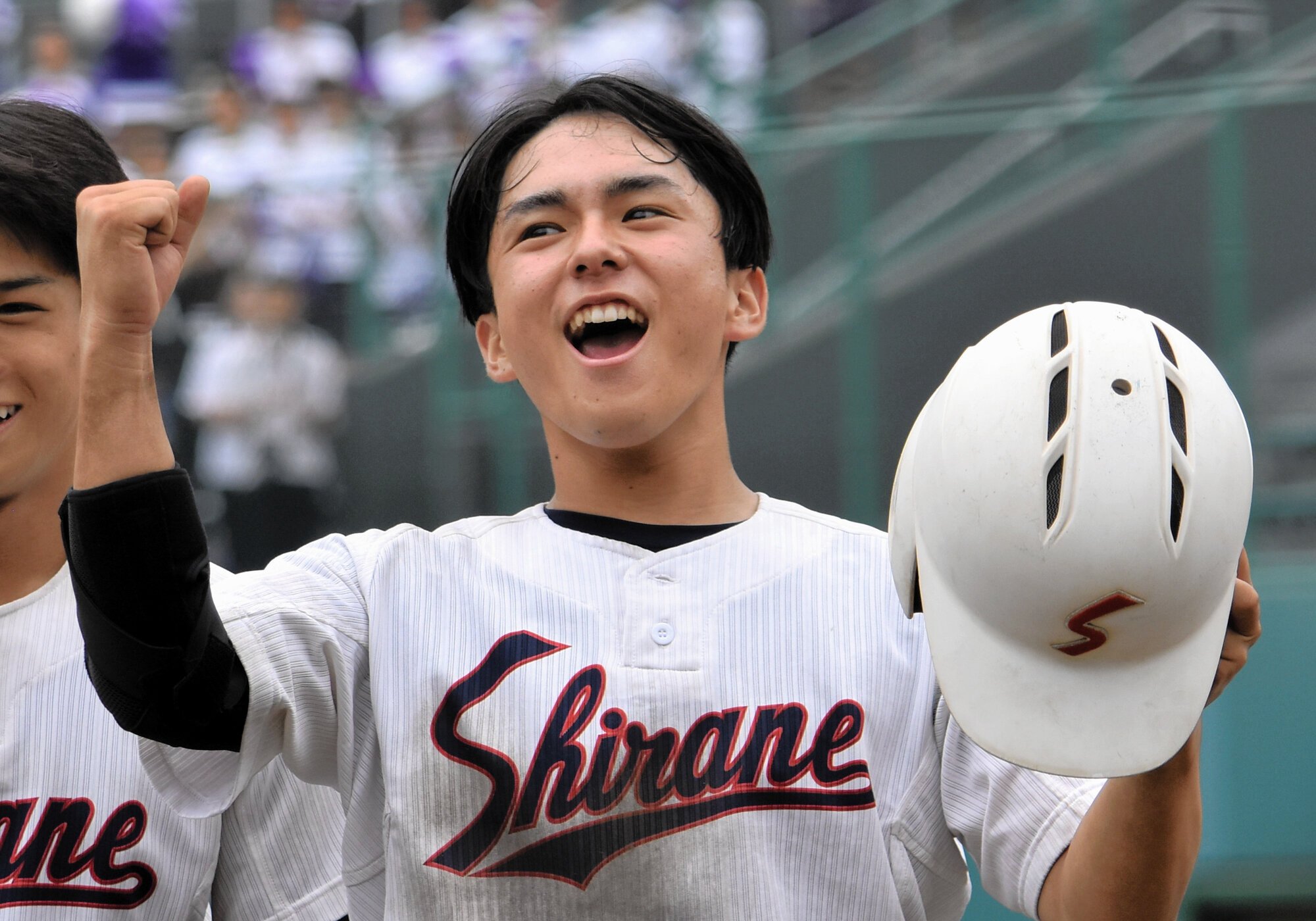 白根の若尾晃生主将。試合終了後、スタンドに向けて勝利の喜びを爆発させた=2025年7月12日午後2時12分、富士北麓公園、池田拓哉撮影