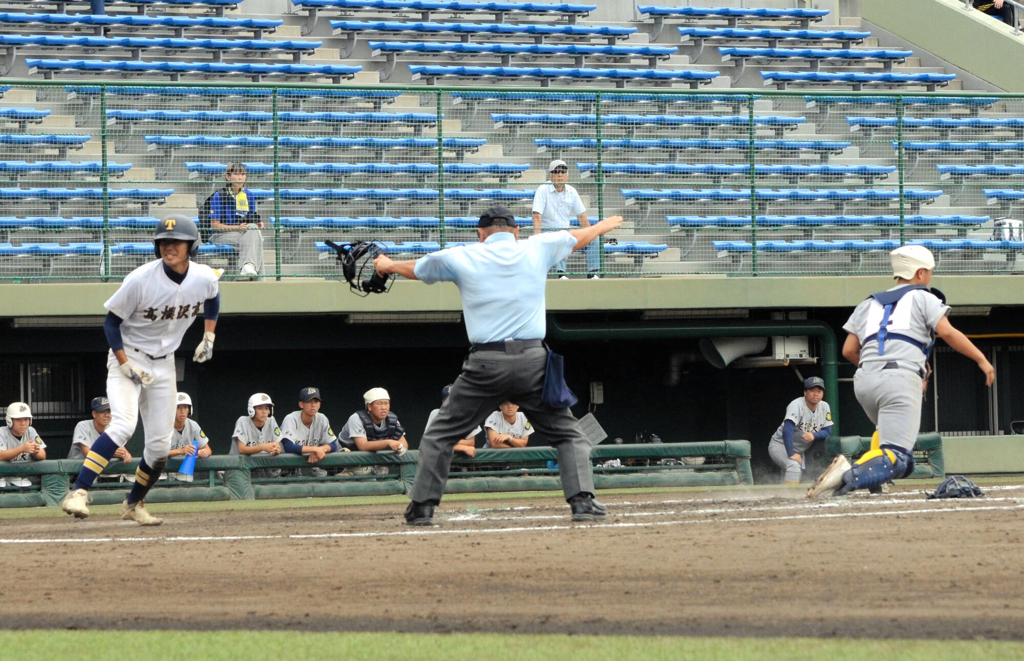 足利大付―高根沢　高根沢五回、吉成が3点目のホームを踏む=2025年7月12日午前10時1分、エイジェックスタジアム、高橋淳撮影
