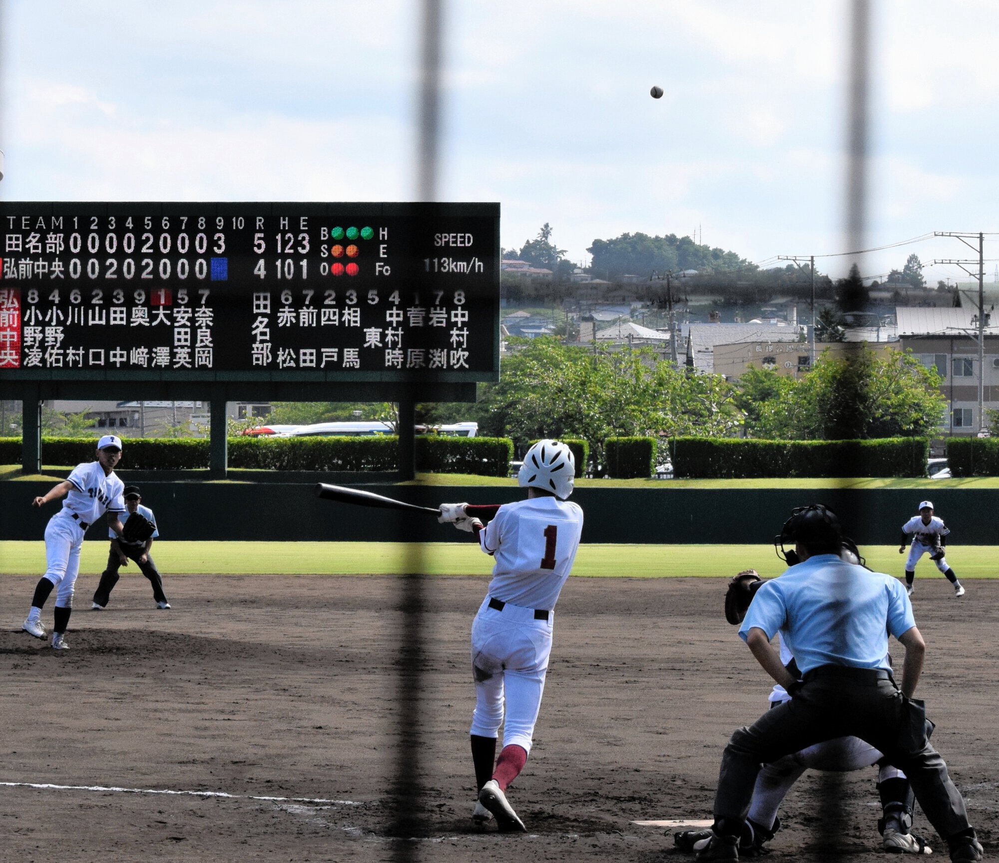 田名部-弘前中央　九回、逆転サヨナラとなる適時二塁打を放つ弘前中央の大沢=2025年7月12日午後3時20分、八戸長根、姫野直行撮影