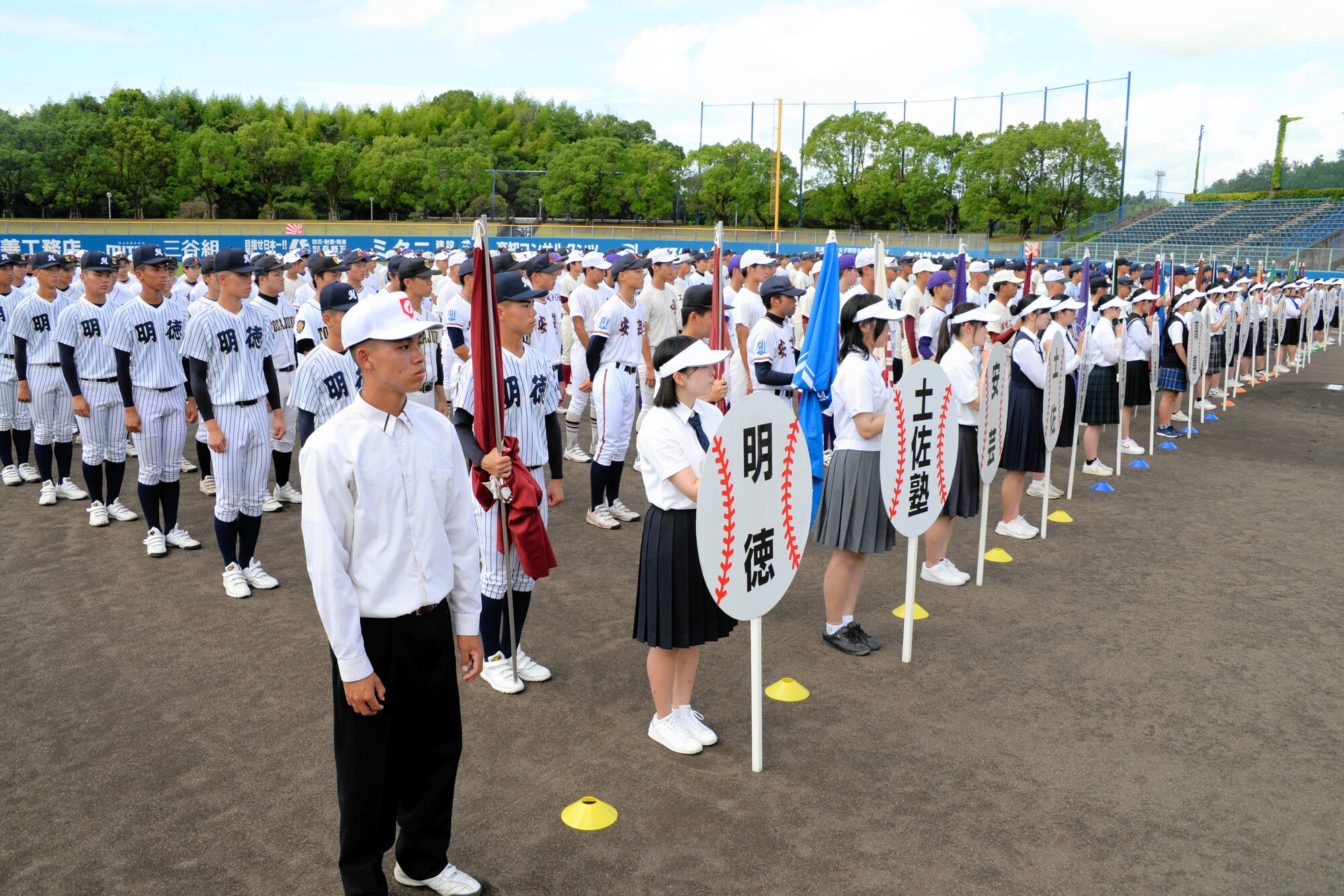 高知大会の開会式で整列する選手たち=2025年7月12日午前9時3分、春野、原篤司撮影