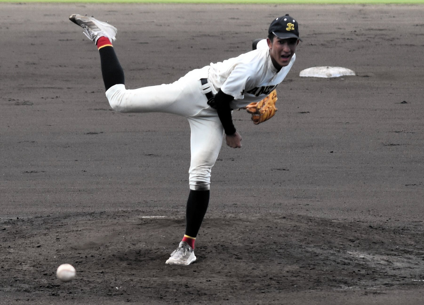 長崎南山の主戦、松田侑樹投手。壱岐との試合で、延長十二回を投げ抜いた=2025年7月12日、佐世保、上沢博之撮影