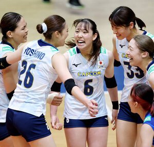 第3セットを奪って喜ぶ関(中央)ら日本代表の選手たち＝友永翔大撮影