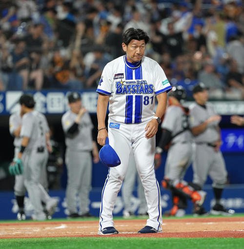 DeNA対巨人　巨人に連敗しファンにあいさつするDeNA三浦監督(撮影･足立雅史)