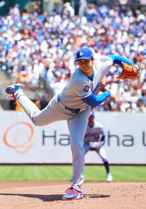 ジャイアンツ対ドジャース　力投するドジャース先発の大谷(撮影･垰建太)