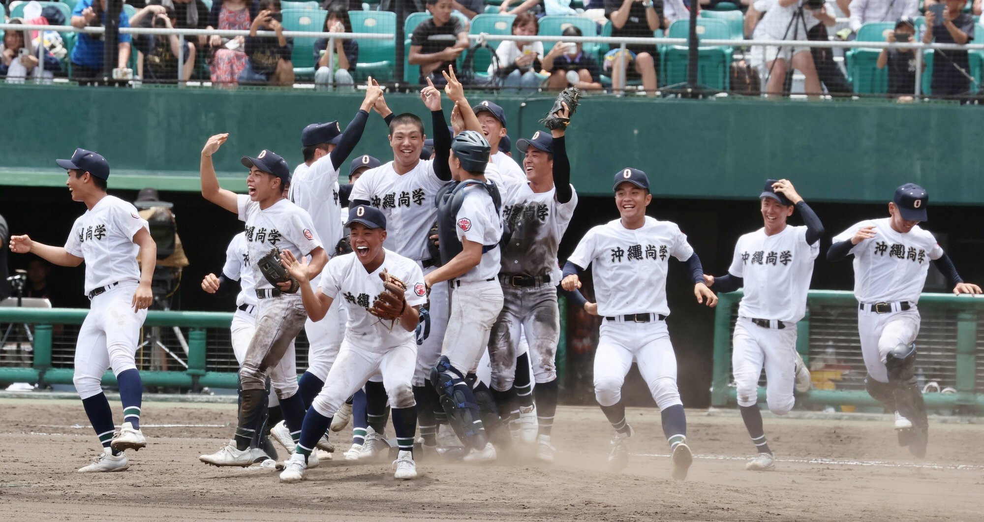 沖縄大会　エナジックスポーツ―沖縄尚学　エナジックスポーツに勝利しマウンドに集まる沖縄尚学の選手たち=2025年7月13日午後1時22分、那覇市の沖縄セルラー、小宮路勝撮影