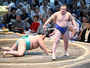 琴桜(左)を内無双で破る安青錦(撮影･和賀正仁)