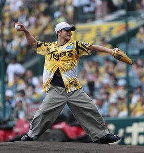 阪神対ヤクルト　ファーストピッチセレモニーに登場したShigekixこと半井重幸(撮影･西尾就之)