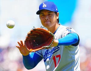 ジャイアンツ対ドジャース　2回裏、ボールを交換し表情を引き締めるドジャース先発の大谷(撮影･垰建太)