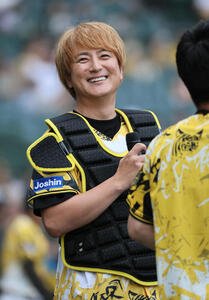 阪神対ヤクルト　ファーストピッチセレモニーで捕手役を務めたを務めた上地雄輔(撮影･宮崎幸一)