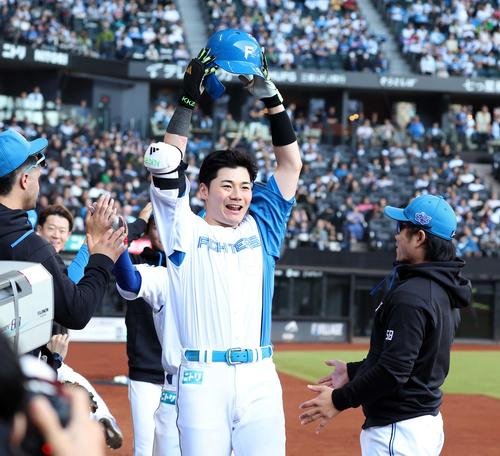 日本ハム対オリックス　5回裏、2点本塁打を放った清宮幸はベンチ前で｢パイナポー｣と叫びヘルメットを掲げる(撮影･黒川智章)