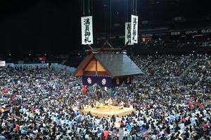 満員御礼の中、横綱土俵入りが行われる(撮影･和賀正仁)