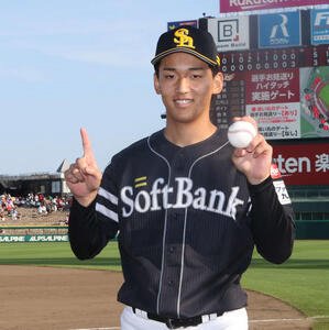 楽天対ソフトバンク　プロ初勝利を挙げウイニングボールを手に笑顔を見せる前田悠(撮影･水谷安孝)