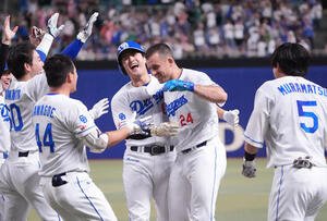 中日対広島　10回裏中日無死満塁、ボスラー(右から2人目)は右前適時打を放ちナインから祝福される(撮影･森本幸一)