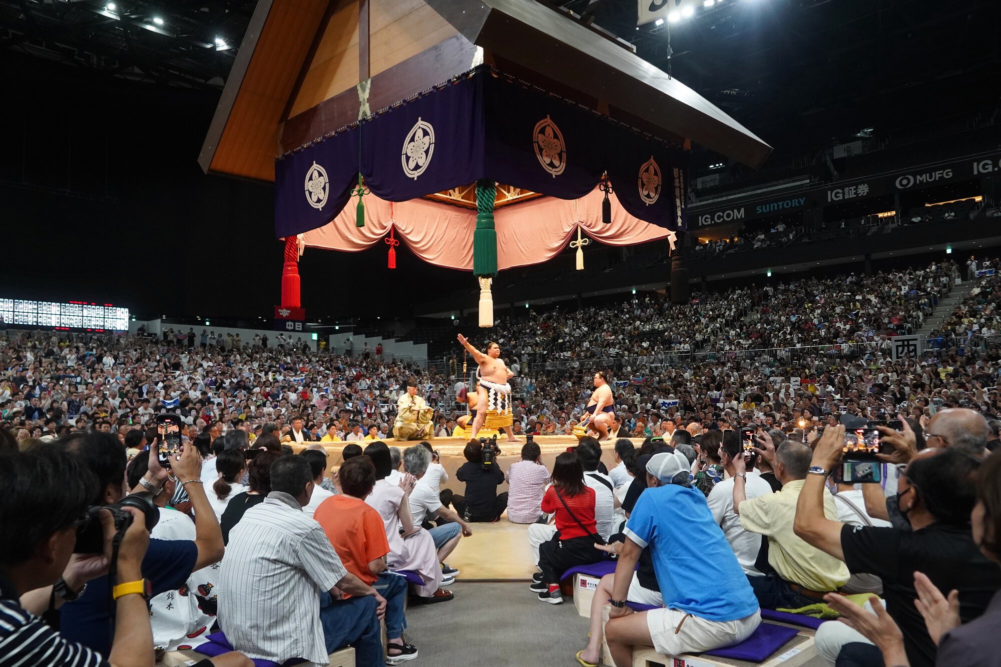 IGアリーナのこけら落としとなった大相撲名古屋場所の初日、土俵入りする新横綱大の里=2025年7月13日午後3時43分、名古屋市北区、小玉重隆撮影