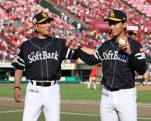楽天対ソフトバンク　プロ初勝利を挙げた前田悠はウイニングボールを手に小久保監督に祝福される(撮影･水谷安孝)