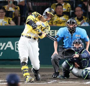 阪神対ヤクルト　6回裏阪神無死二塁、佐藤輝は右越え2点本塁打を放つ(撮影･加藤哉)