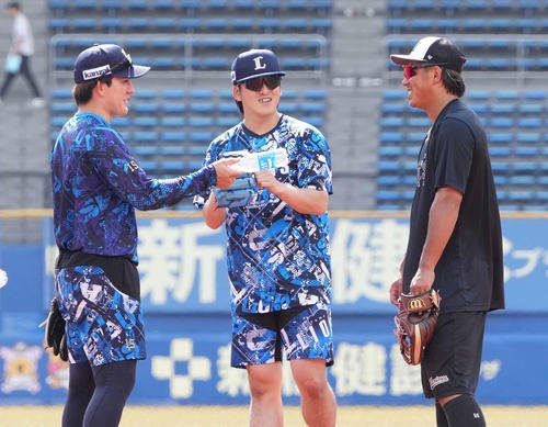ロッテ対西武　試合前の練習で談笑する、左から西武与座、隅田、ロッテ愛斗(撮影･小沢裕)