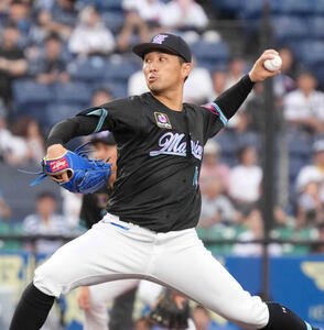 ロッテ対西武　ロッテ先発の小島(撮影･小沢裕)