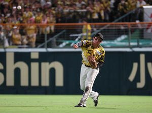 阪神対ヤクルト　9回表ヤクルト1死二、三塁、森下は増田の右飛で本塁を狙った武岡を刺す(撮影･宮崎幸一)