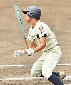福岡舞鶴対九産大九州　2回裏九産大九州無死、笠井は中前安打を放つ(撮影･岩下翔太)