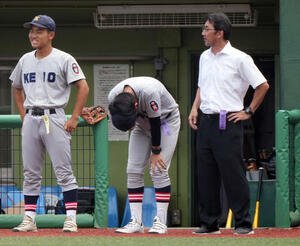 狭山清陵対慶応志木　サヨナラ勝ちをし、涙を流す慶応志木･石塚監督(中央)(撮影･小島史椰)