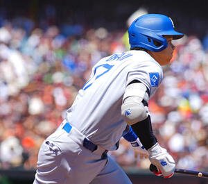 ジャイアンツ対ドジャース　5回表ドジャース2死、右前打を放つ大谷翔平(撮影･垰建太)