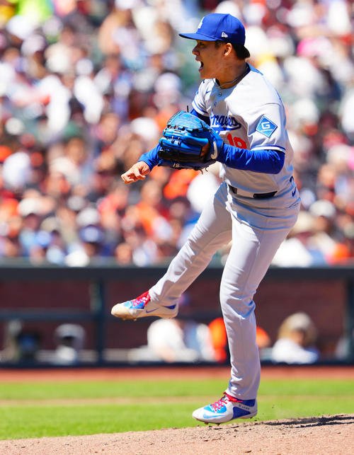 ジャイアンツ対ドジャース　7回裏ジャイアンツ2死二塁、シュミットを見逃し三振に仕留め雄たけびをあげる山本(撮影･垰建太)