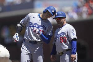 ジャイアンツ対ドジャース　5回表ドジャース2死、右前打を放った大谷翔平はコーチと喜ぶ(AP)
