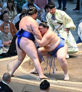 欧勝馬(左)を寄り切りで破る大の里(撮影･和賀正仁)