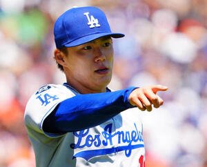 ジャイアンツ対ドジャース　1回裏ジャイアンツ1死、ディバースを一ゴロに仕留める山本(撮影･垰建太)