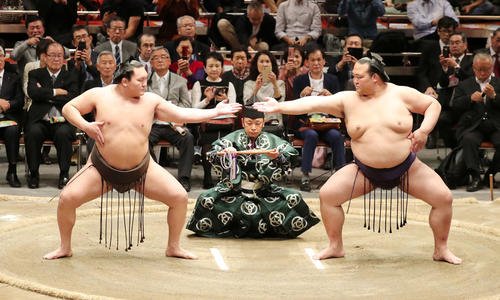 三段構えの中段をする白鵬(左)と稀勢の里(2017年撮影)