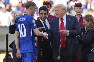 クラブW杯　チェルシーのパーマーと握手するトランプ米大統領(AP)