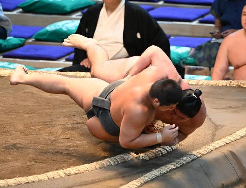 竜翔(左)を寄り倒しで破る徳之武蔵(撮影･和賀正仁)
