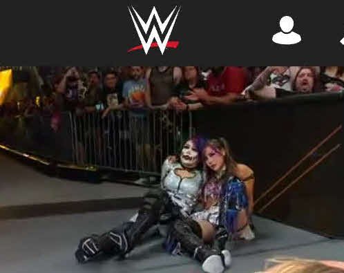 4WAY形式女子タッグ王座戦に敗れ、花道で座り込むアスカ(左)とカイリ･セイン組(WWE公式サイトから)