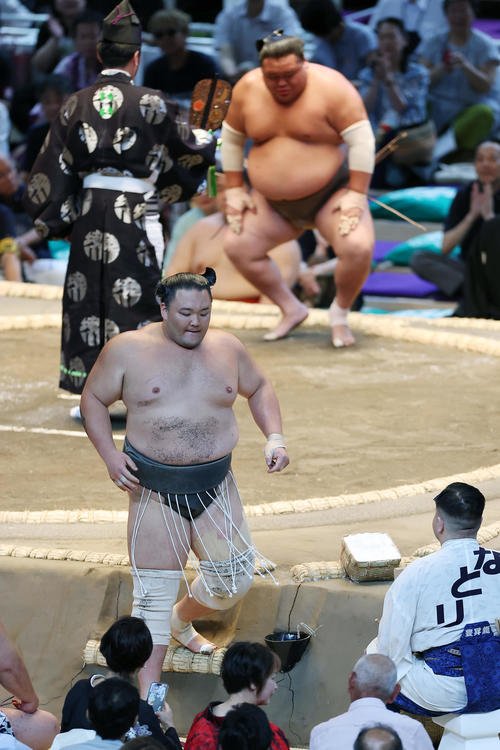 荒篤山(後方)に引き落としで敗れた朝乃山(撮影･前田充)