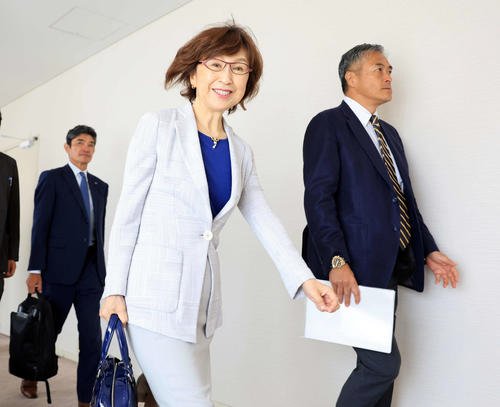 オーナー会議に臨むDeNA南場オーナー(左)とロッテ玉塚オーナー代行(撮影･浅見桂子)