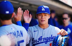 ジャイアンツ対ドジャース　7回裏ジャイアンツの攻撃を無失点に抑えタッチを交わすドジャース先発の山本(撮影･垰建太)