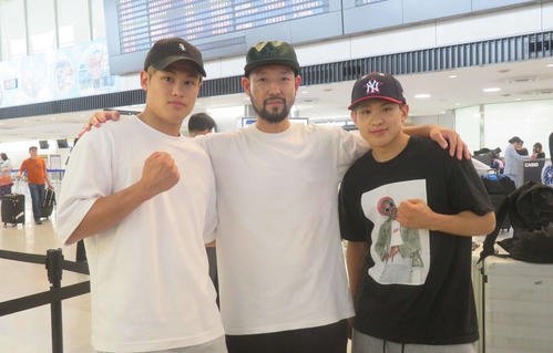 米国でプロ初KO勝ちを収めて帰国したアマ9冠の堤麗斗(右端)。右端はWBA世界スーパーフェザー級3位の兄駿斗、中央は所属ジム佐々木修平会長