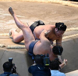 豊昇龍(手前)を寄り切りで破る若元春(撮影･和賀正仁)