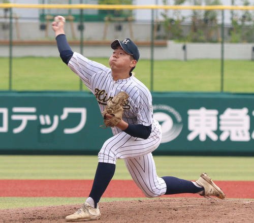 広尾対目黒日大　力投する広尾先発の古荘(撮影･泉光太郎)
