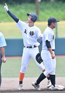 対五條　1回表五條2死三塁、馬石は先制の右適時打を放つ(撮影･石井愛子)