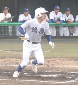 博多対筑陽学園　6回裏筑陽学園1死二塁、右前適時打を放つ池上(撮影･佐藤究)