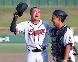 士別翔雲対旭川龍谷　ベスト4進出を決め涙する大橋広(左)(撮影･黒川智章)