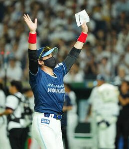 西武対日本ハム　試合前、メンバー表の交換をし、ベンチに戻る日本ハム新庄監督(撮影･菅敏)