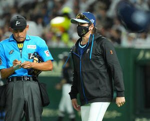 西武対日本ハム　7回、交代を告げる日本ハム新庄監督(右)(撮影･菅敏)