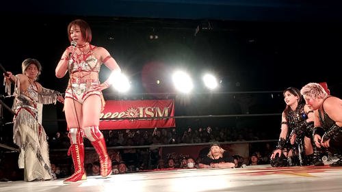 ヘラヘラする上谷沙弥(右から2人目)らに激怒したSareee(同3人目)はHATEセコンド陣にも｢2トップが負けて何も言うことないのかよ｣と言い放った