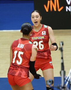 第1セット、スパイクを決めて喜ぶ佐藤
