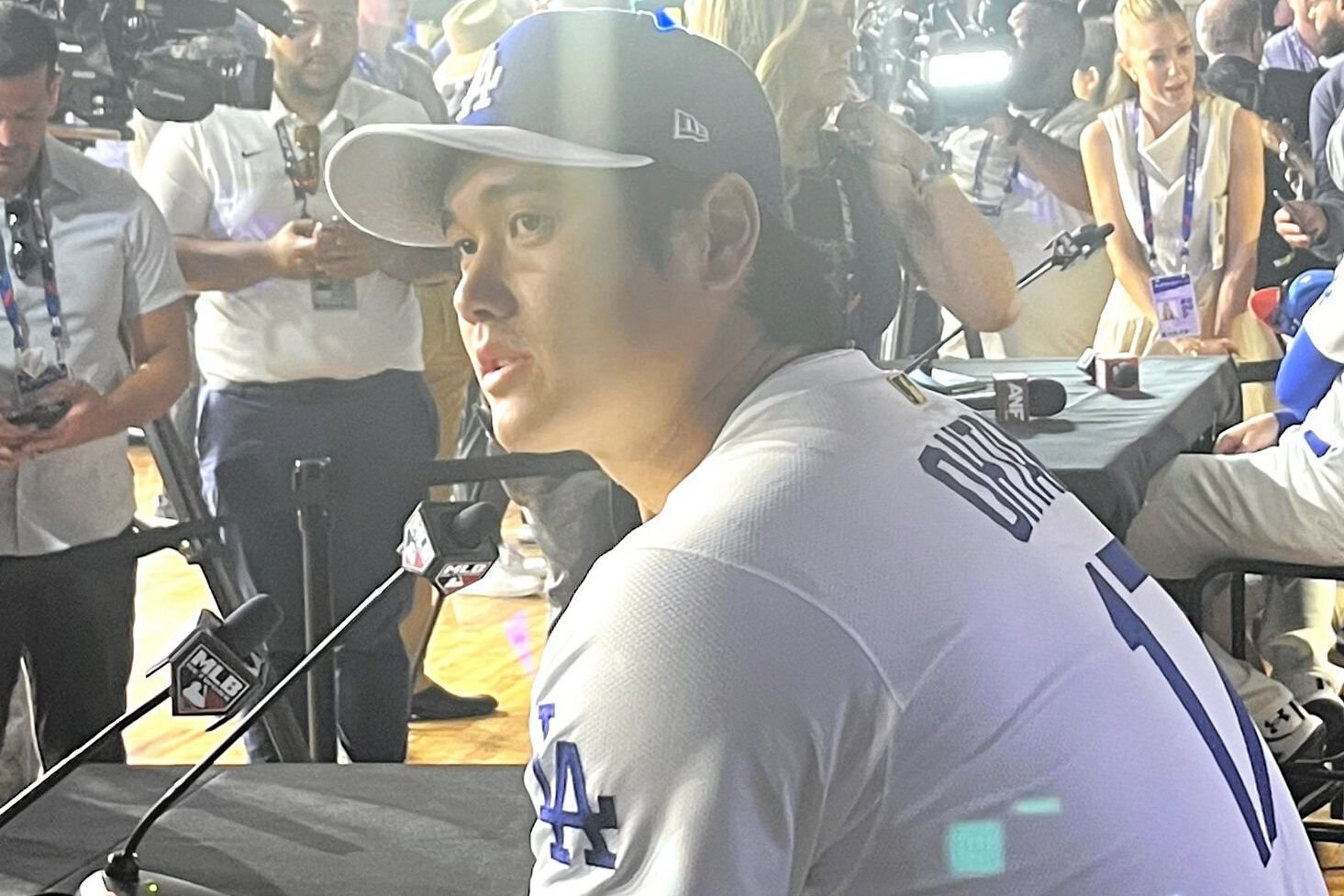大リーグのオールスター前日会見で質問に答えるドジャースの大谷翔平=米ジョージア州アトランタ