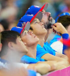 ホームランダービーの打球を揃って見上げる大谷(中央右)と山本(同左)(撮影･垰建太)