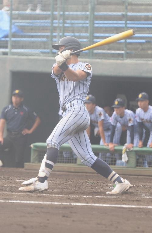 菊池対東海大熊本星翔　3回裏東海大熊本星翔1死一、三塁から中前適時打を放つ福島(撮影･佐藤究)